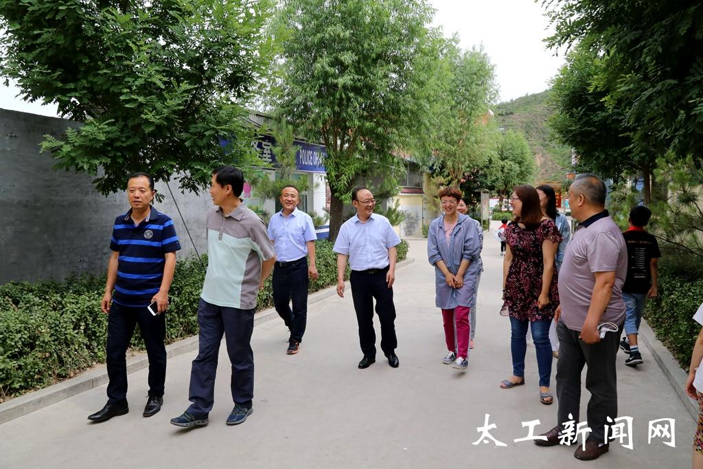 党委书记吴刚一行到隰县扶贫工作点调研并看望慰问我院驻村工作队队员